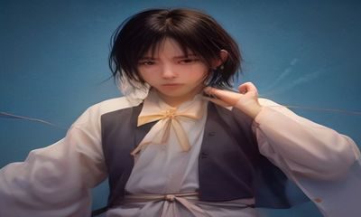 影评人在灯光昏黄的书房整理韩国限制级电影年度观察笔记的工作场景