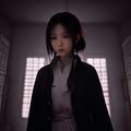 韩语顾问女性在灯光柔和的办公室查阅韩文资料并做本地化翻译标注